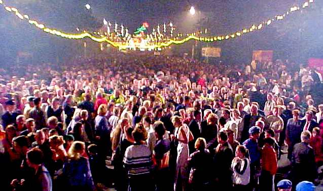 Thousands greet the Roses on Saturday night 19th August