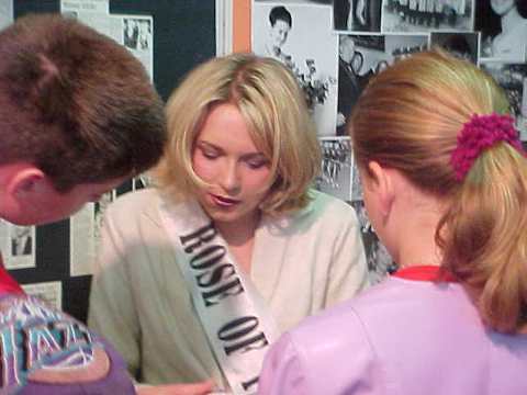 1999 Rose of Tralee, Geraldine O'Grady,
at the Rose Exhibition in the County Library
on Saturday 19th August